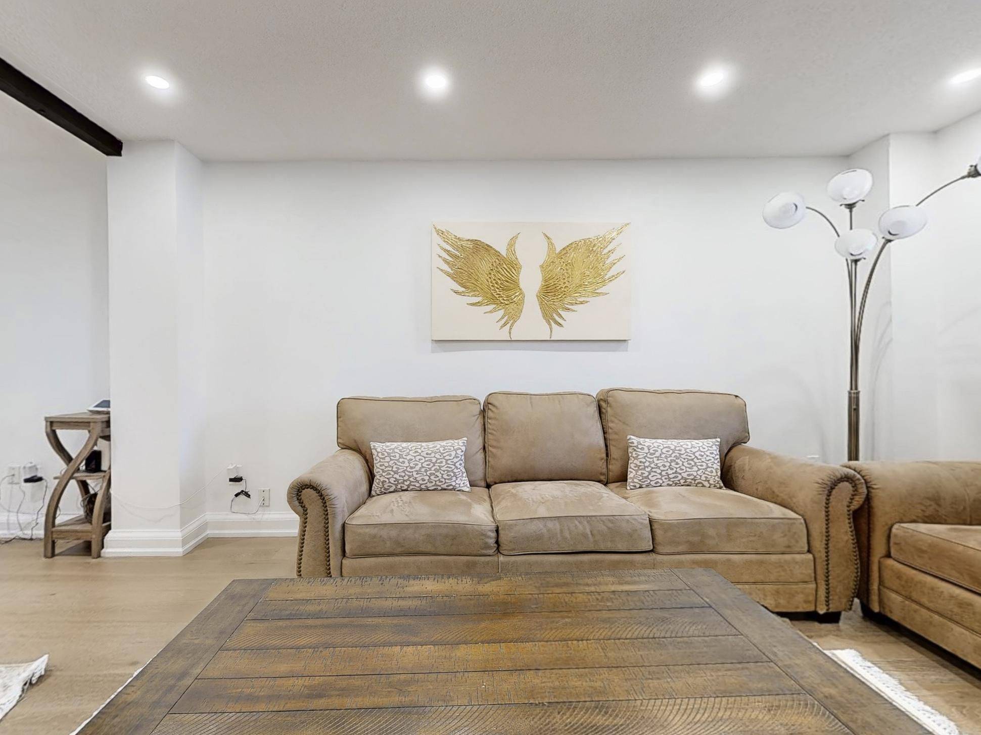 Newmarket, ON L3Y 7H3,828 Leslie Valley DR