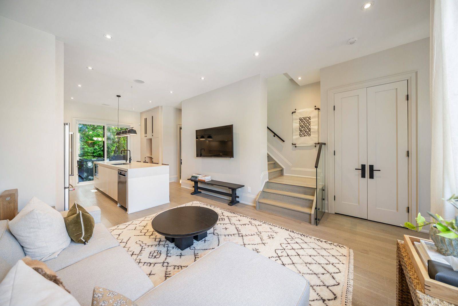 Newmarket, ON L3Y 4E1,172-174 Victoria ST