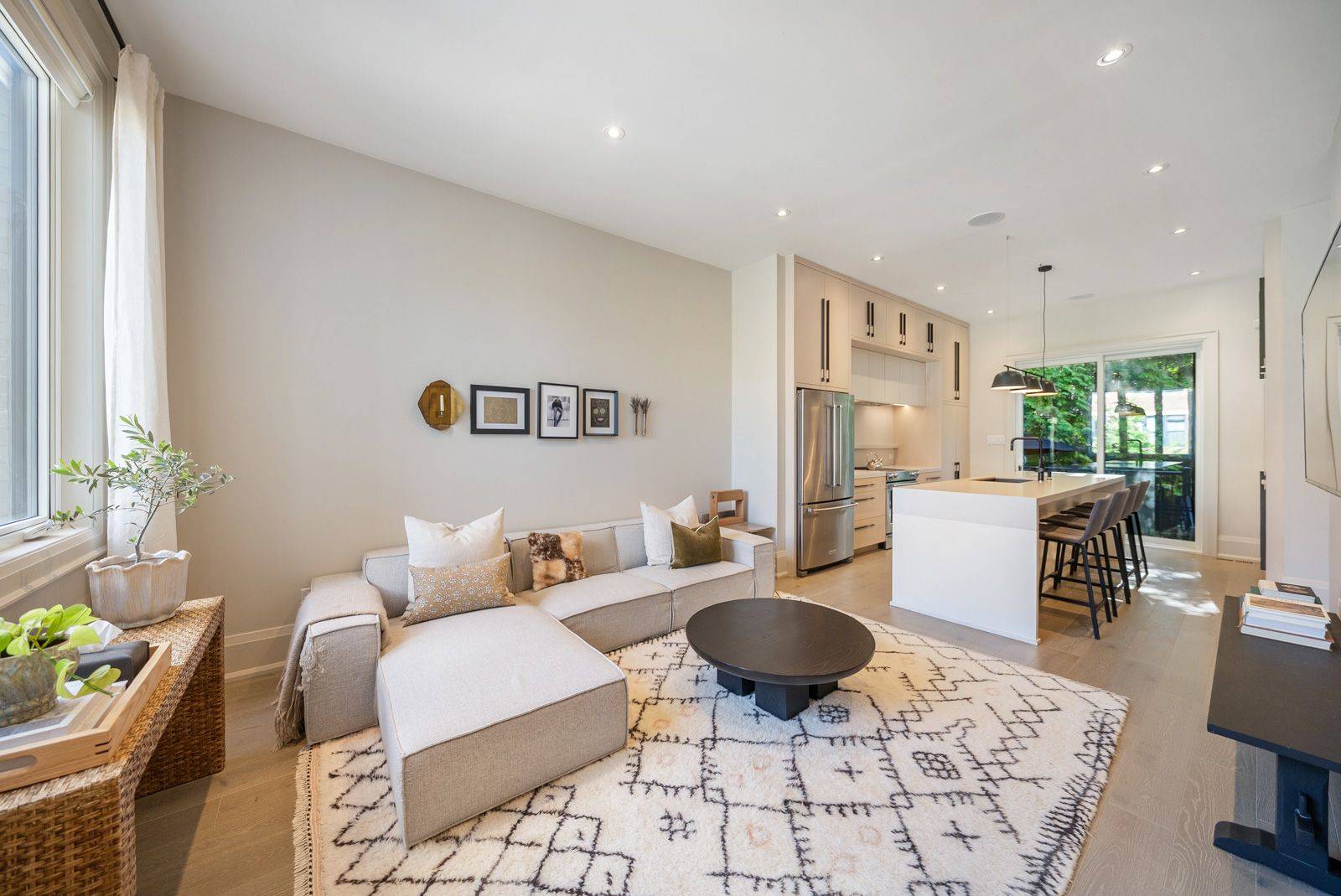 Newmarket, ON L3Y 4E1,172-174 Victoria ST