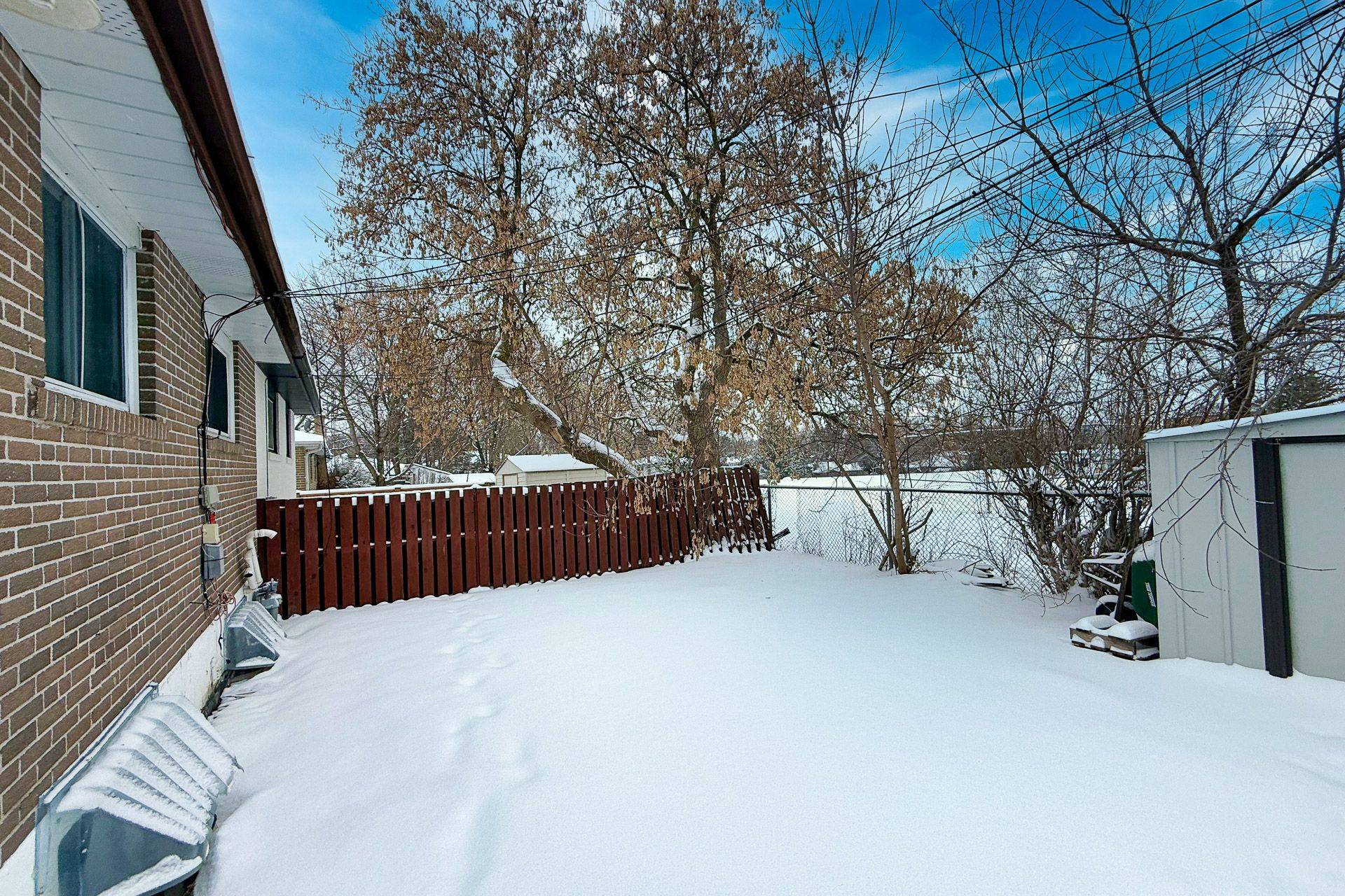 Newmarket, ON L3Y 2Z7,705 Sunnypoint DR #Bsmt