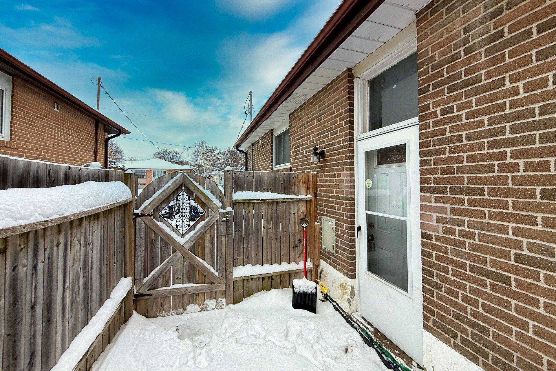 Newmarket, ON L3Y 2Z7,705 Sunnypoint DR #Bsmt