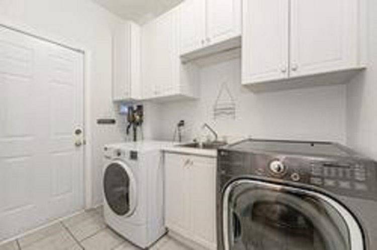 Mississauga, ON L5W 1C6,6913 Early Settlers ROW