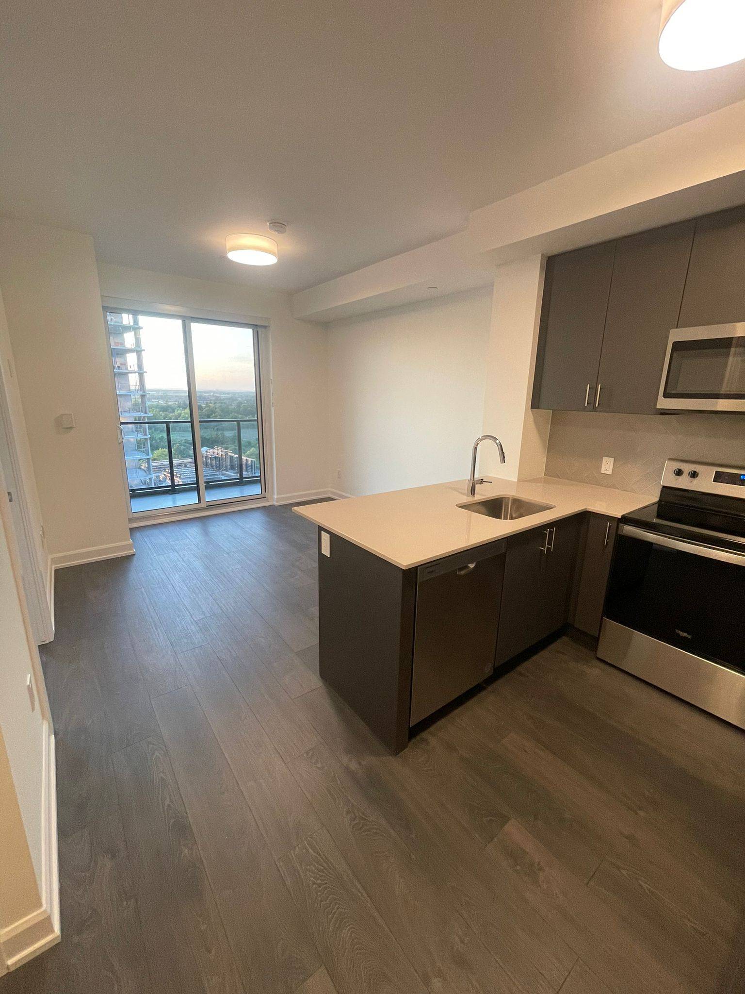 Oakville, ON L6H 7X9,3220 William Coltson AVE #1407