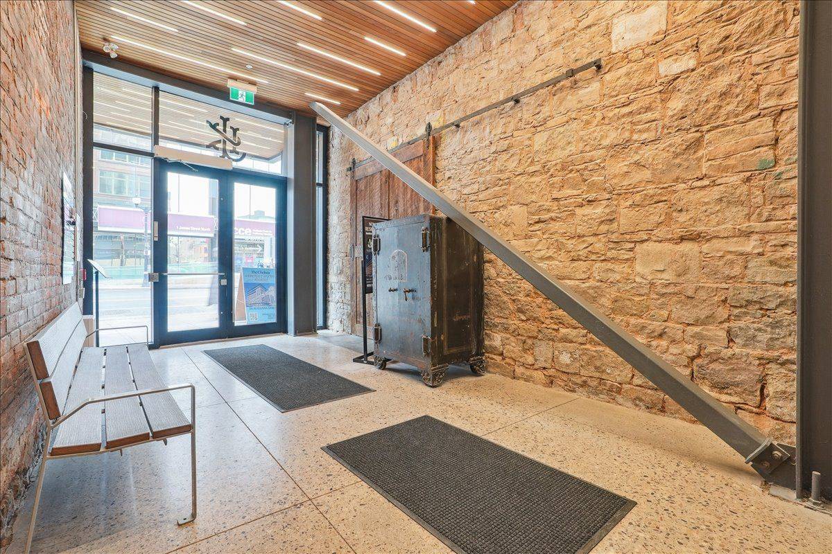 Hamilton, ON L8R 2J9,12 JAMES ST N #302