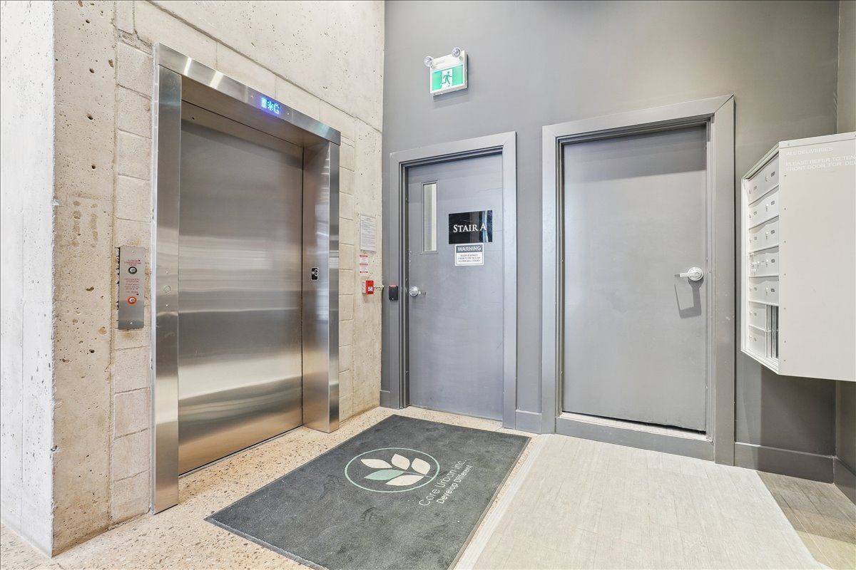 Hamilton, ON L8R 2J9,12 JAMES ST N #302