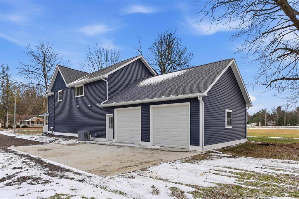 Sanford, MI 48657,2797 N West River RD