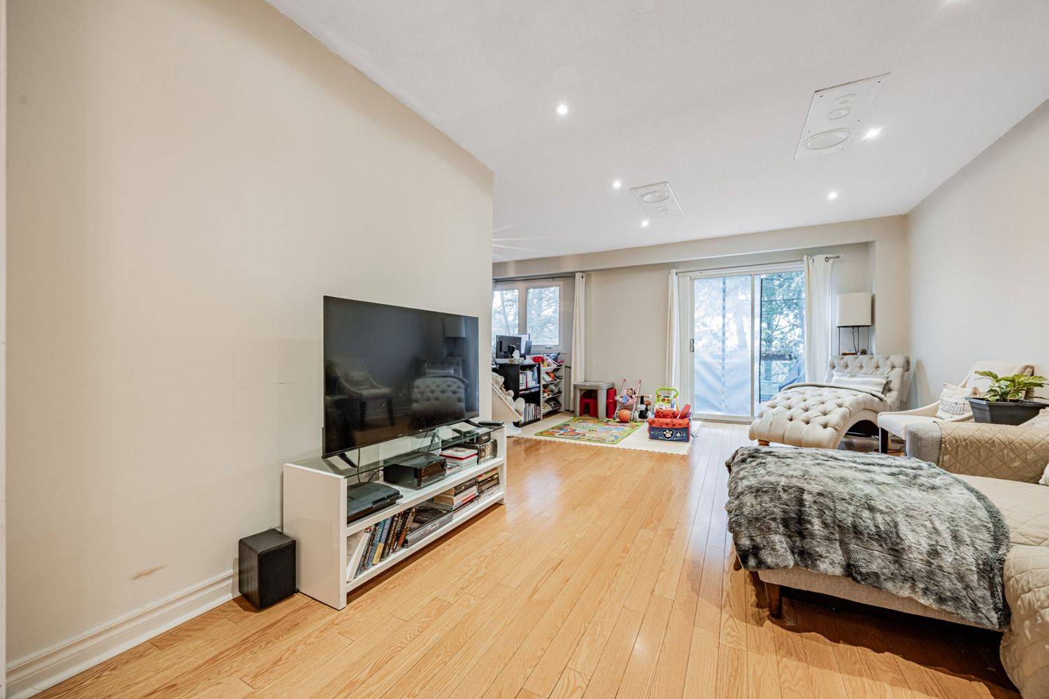 Toronto C07, ON M2R 3R2,109 Robert Hicks DR