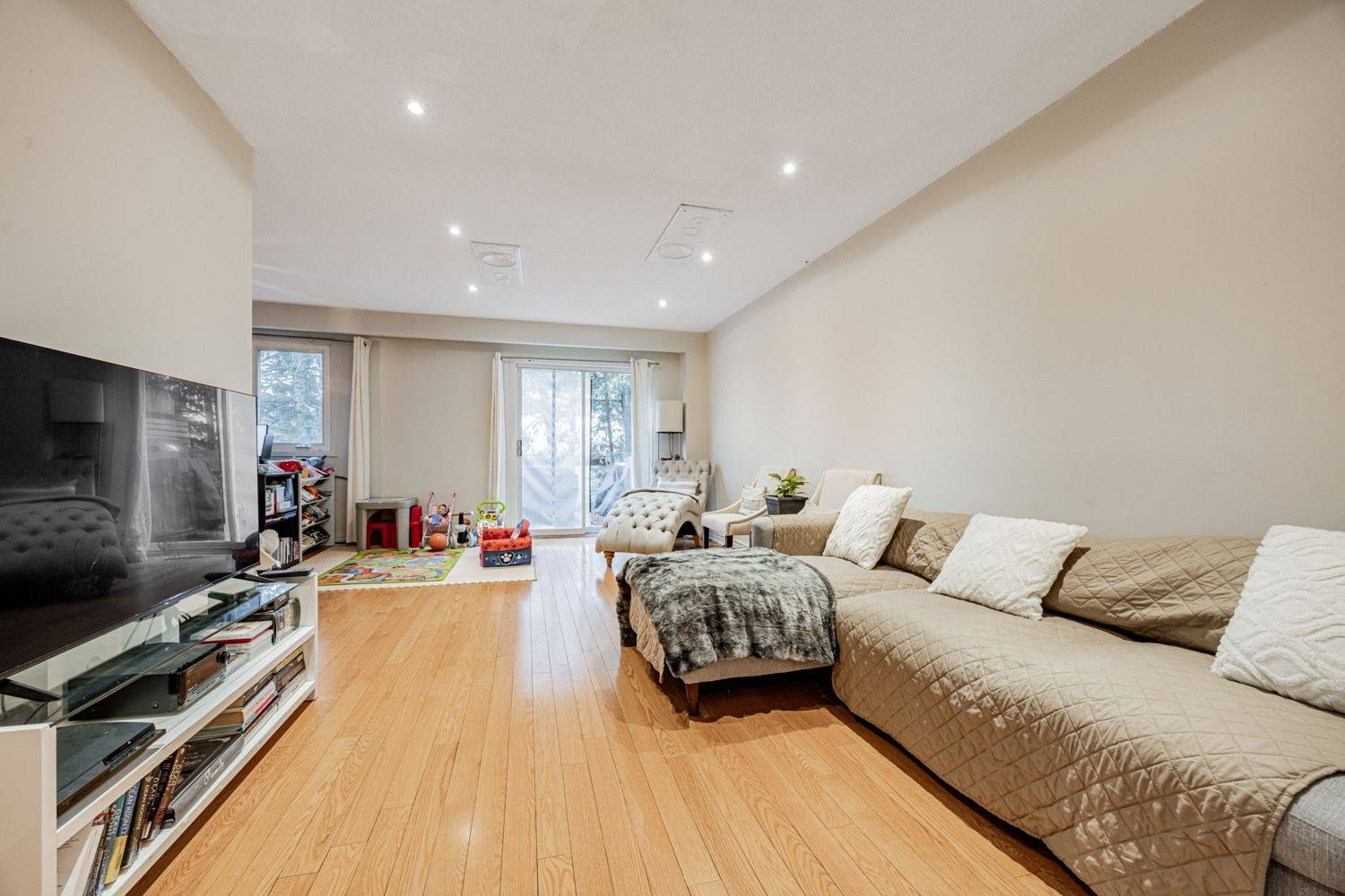 Toronto C07, ON M2R 3R2,109 Robert Hicks DR