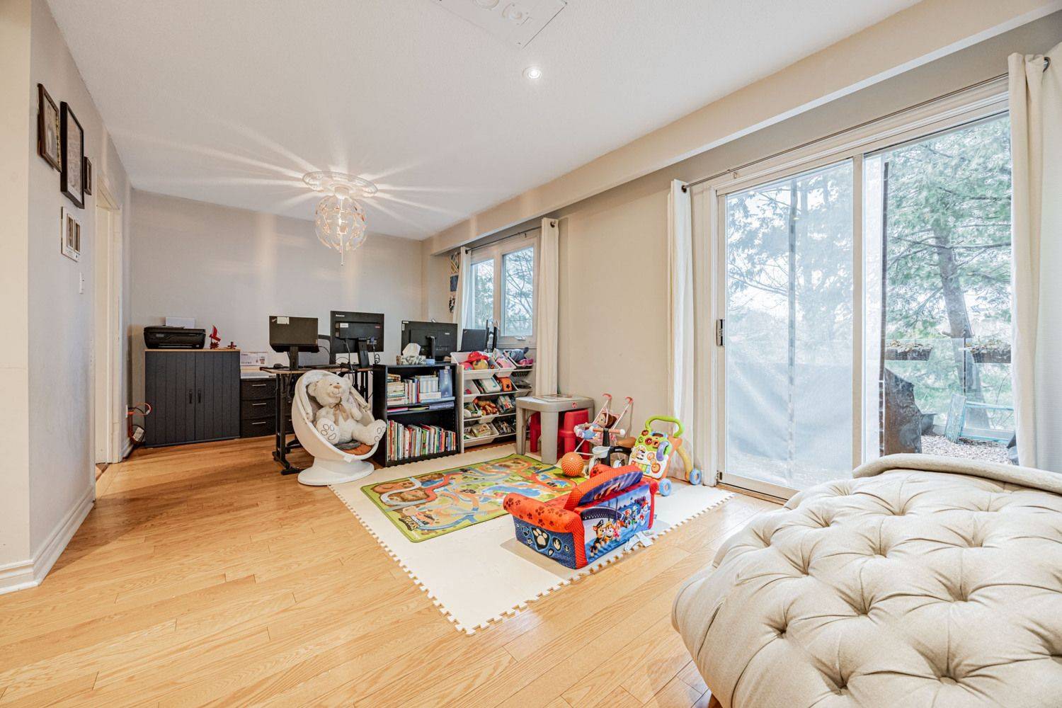 Toronto C07, ON M2R 3R2,109 Robert Hicks DR