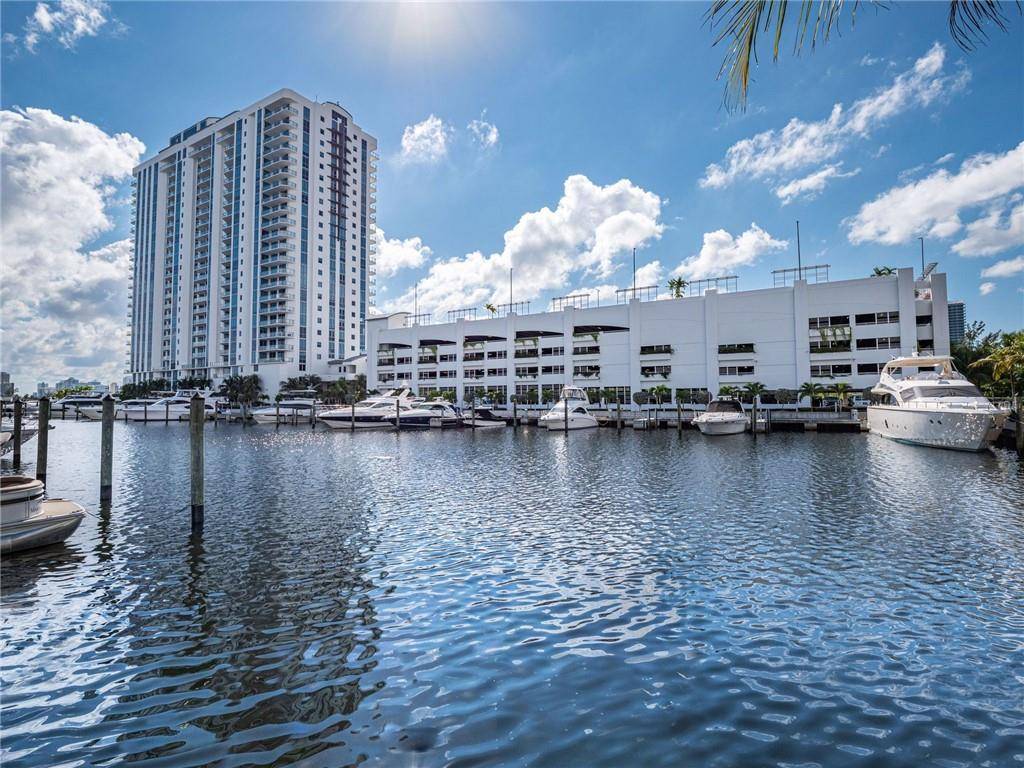 North Miami Beach, FL 33160,17111 Biscayne Boulevard #2105 + 1 BOAT SLIP 100 ft