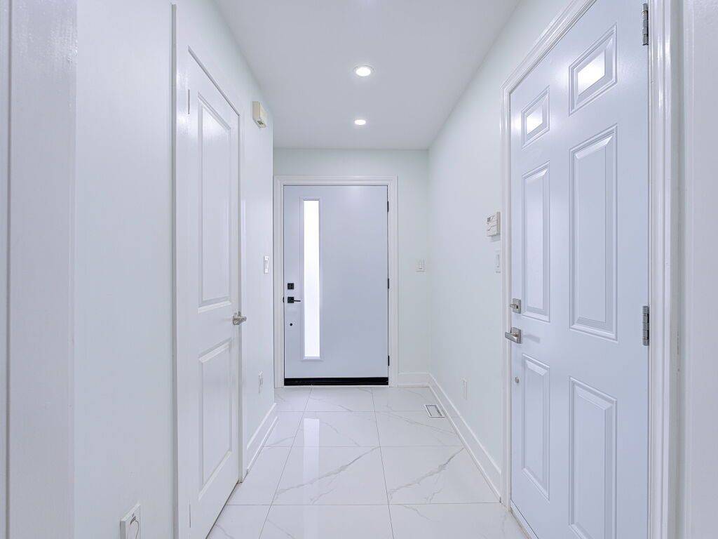 Oakville, ON L6H 6S5,373 Ravineview WAY