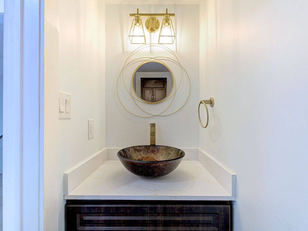 Oakville, ON L6H 6S5,373 Ravineview WAY