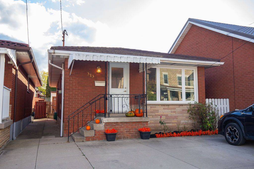 Hamilton, ON L8R 2J3,313 Barton ST W