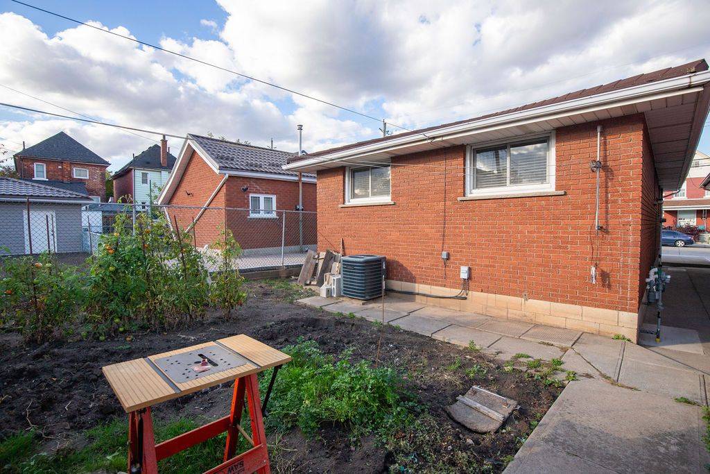 Hamilton, ON L8R 2J3,313 Barton ST W