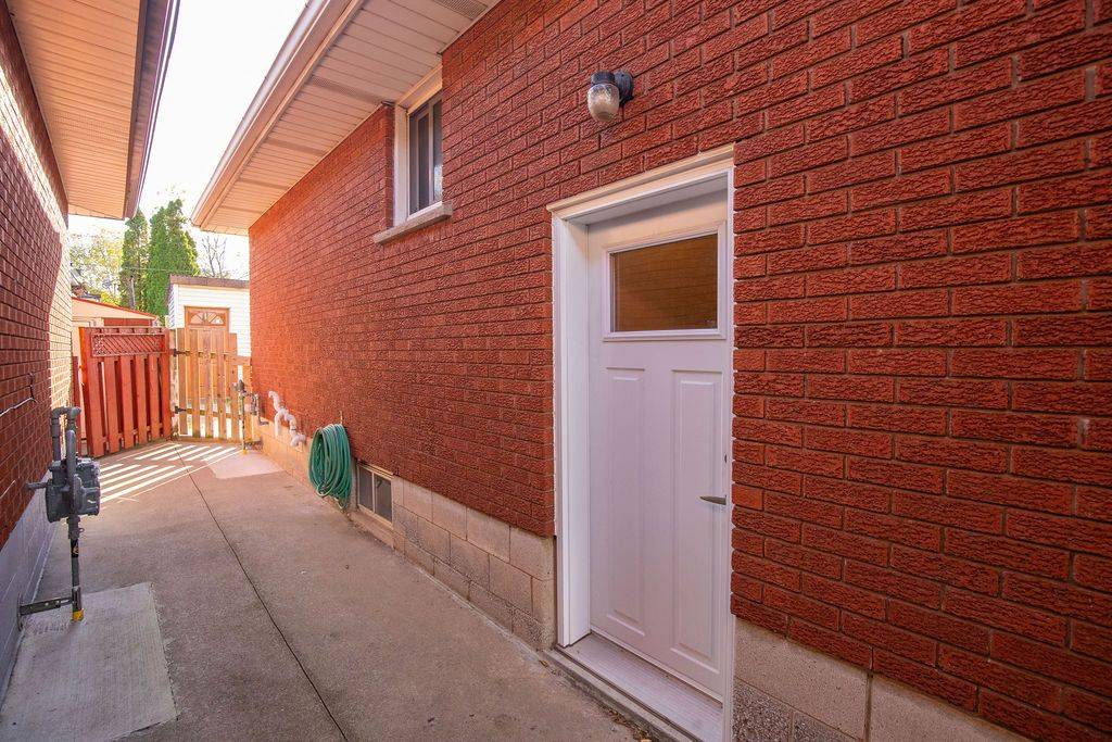 Hamilton, ON L8R 2J3,313 Barton ST W