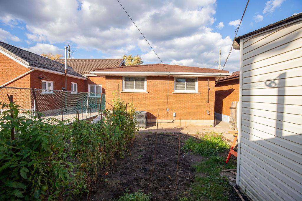 Hamilton, ON L8R 2J3,313 Barton ST W