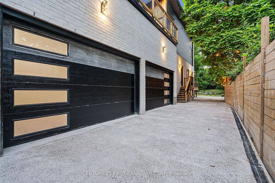 London East, ON N5Y 2S3,858 WILLIAM ST