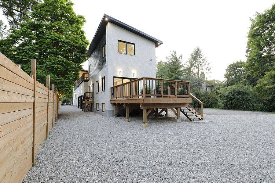 London East, ON N5Y 2S3,858 WILLIAM ST