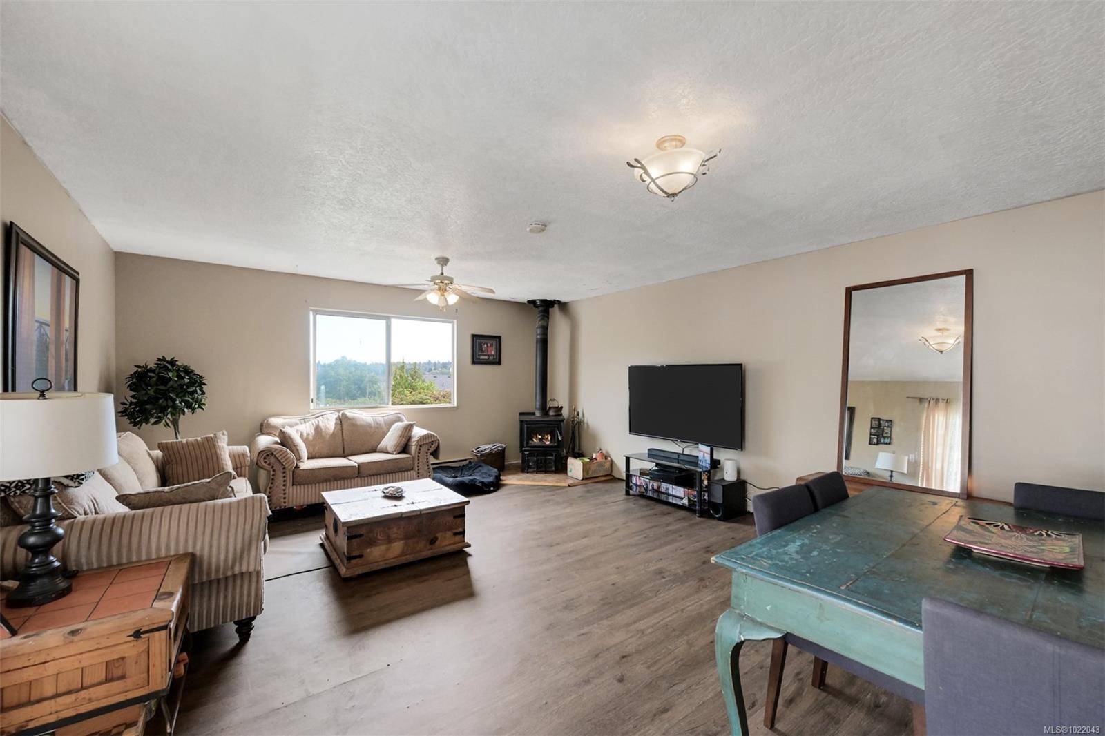 Saanich, BC V8Z 3M1,3883 Douglas St