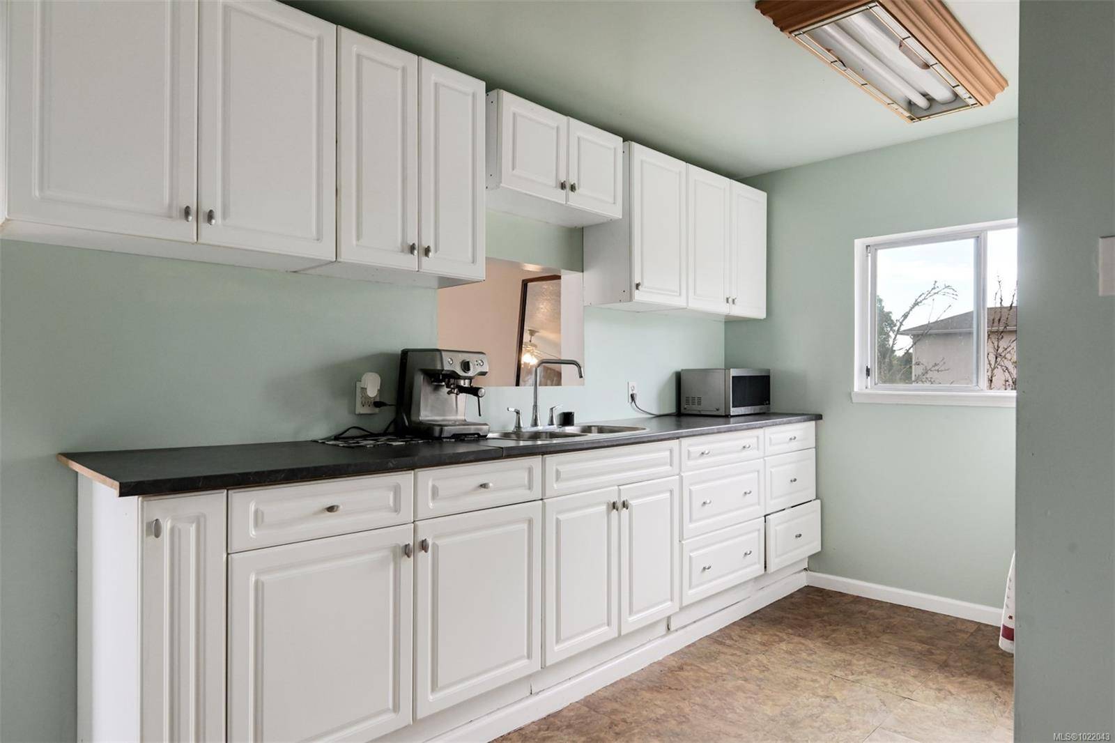 Saanich, BC V8Z 3M1,3883 Douglas St