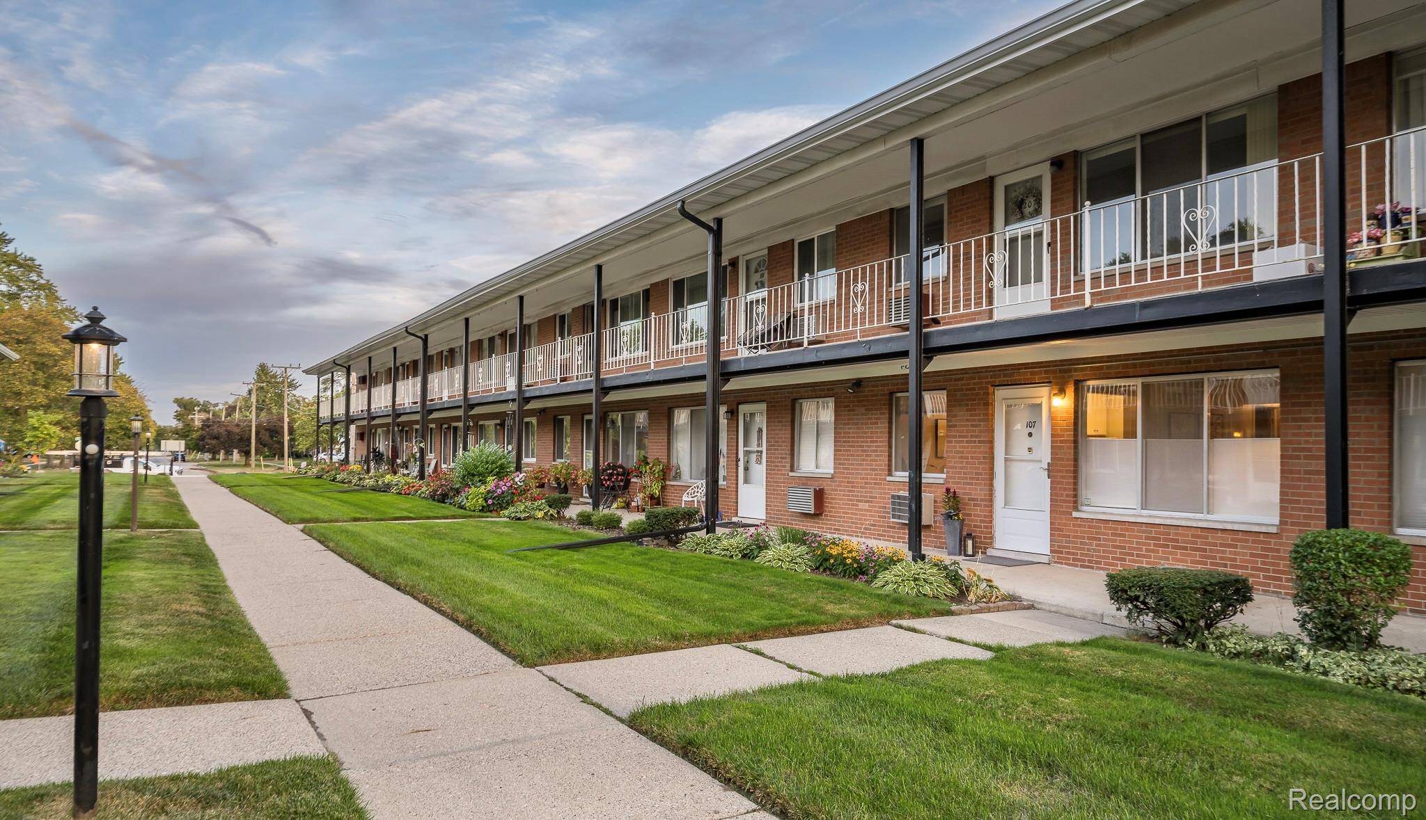 Royal Oak, MI 48073,2125 Clawson AVE #107