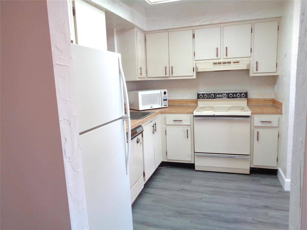 Margate, FL 33063,7320 Lake Circle Dr #101