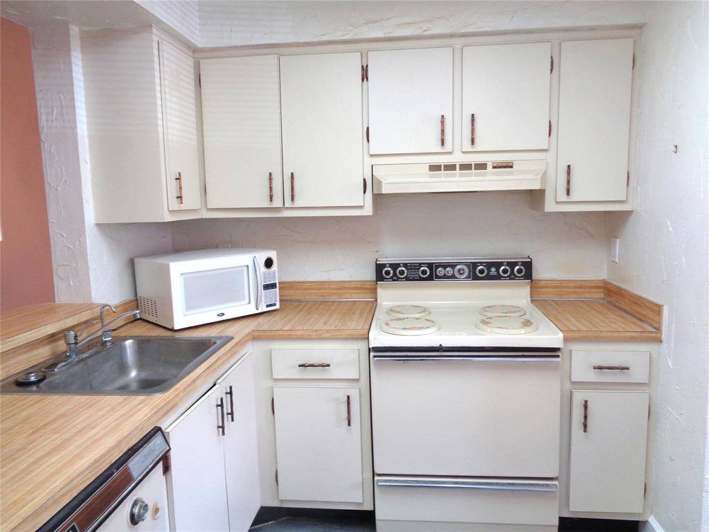 Margate, FL 33063,7320 Lake Circle Dr #101