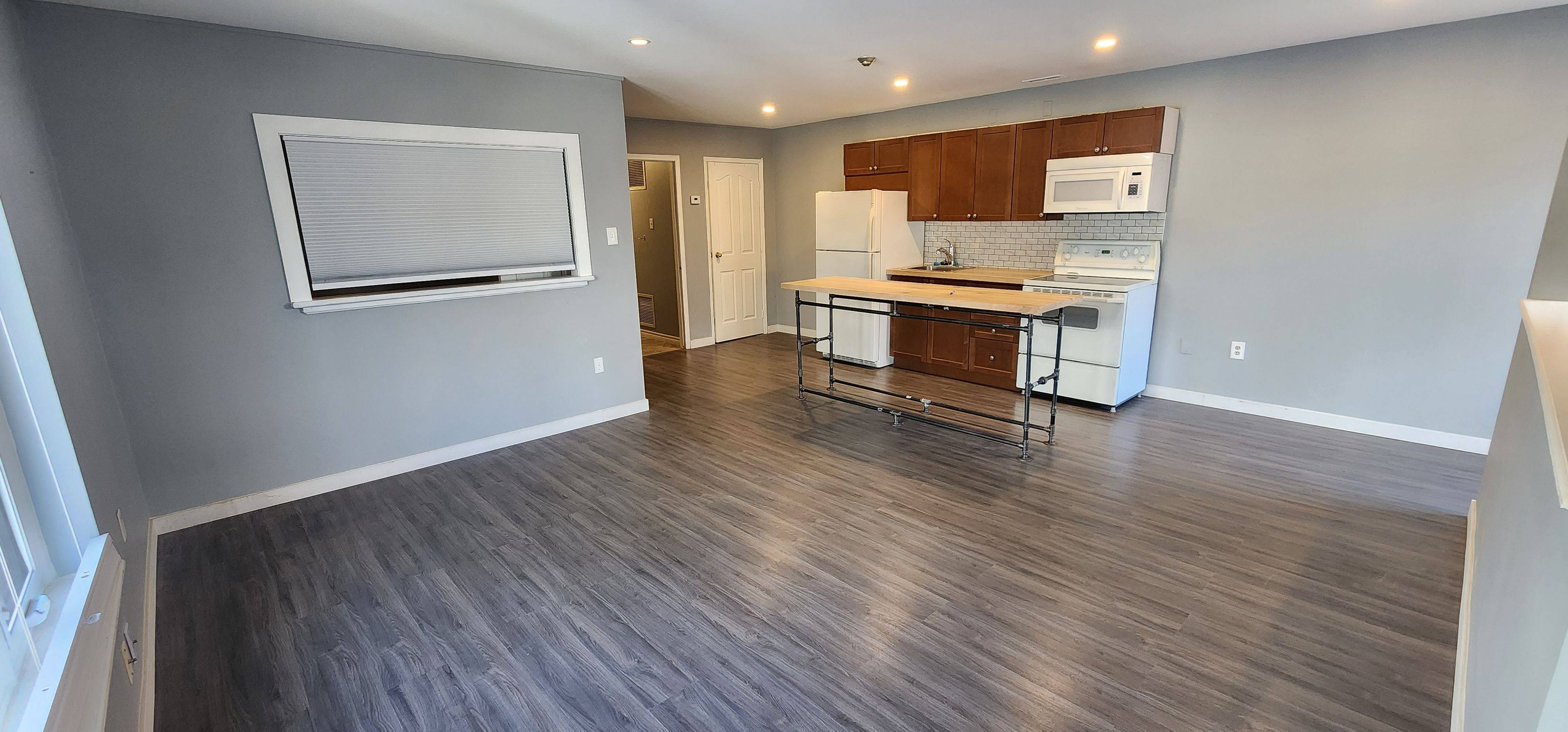 Innisfil, ON L0L 1L0,6 Queen ST #B