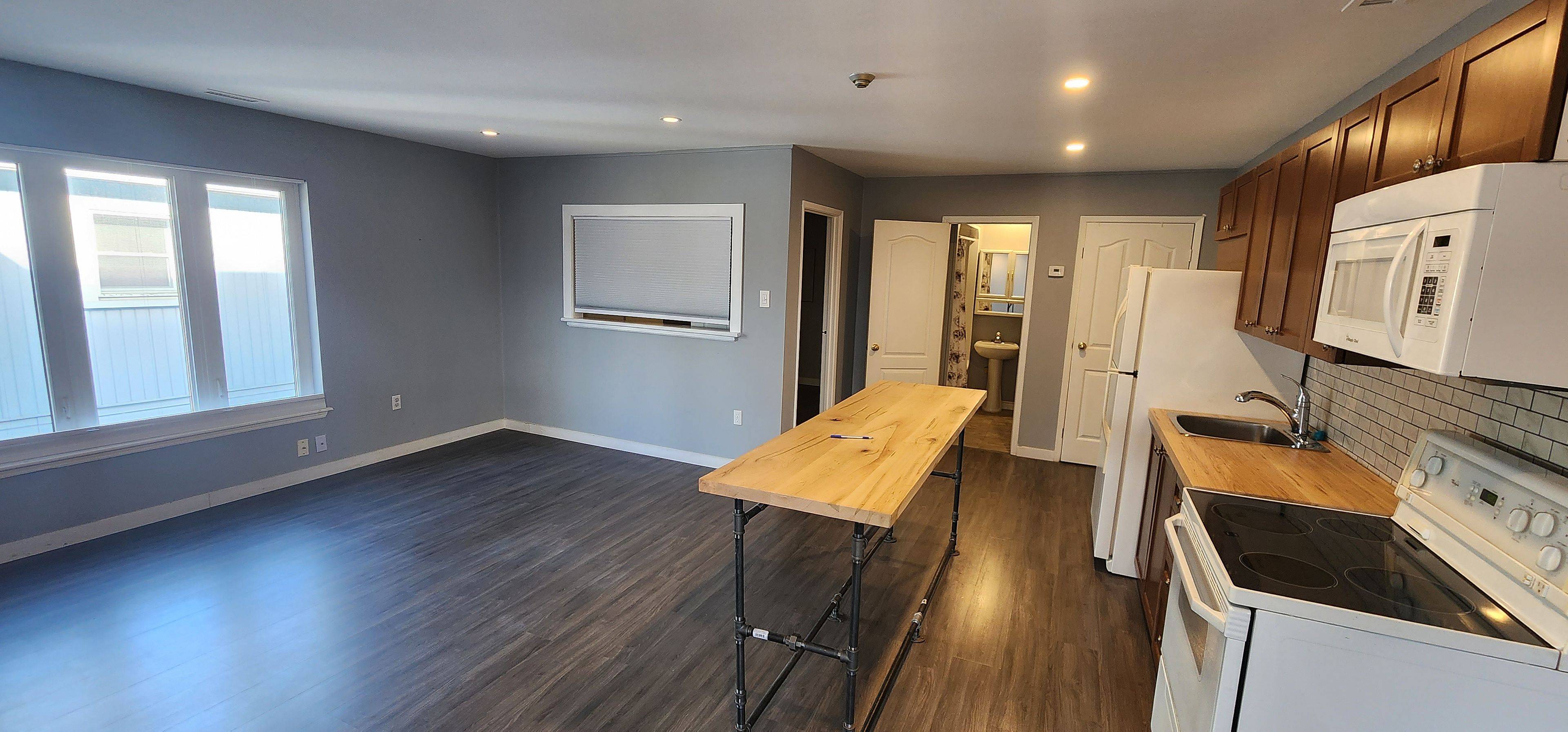 Innisfil, ON L0L 1L0,6 Queen ST #B