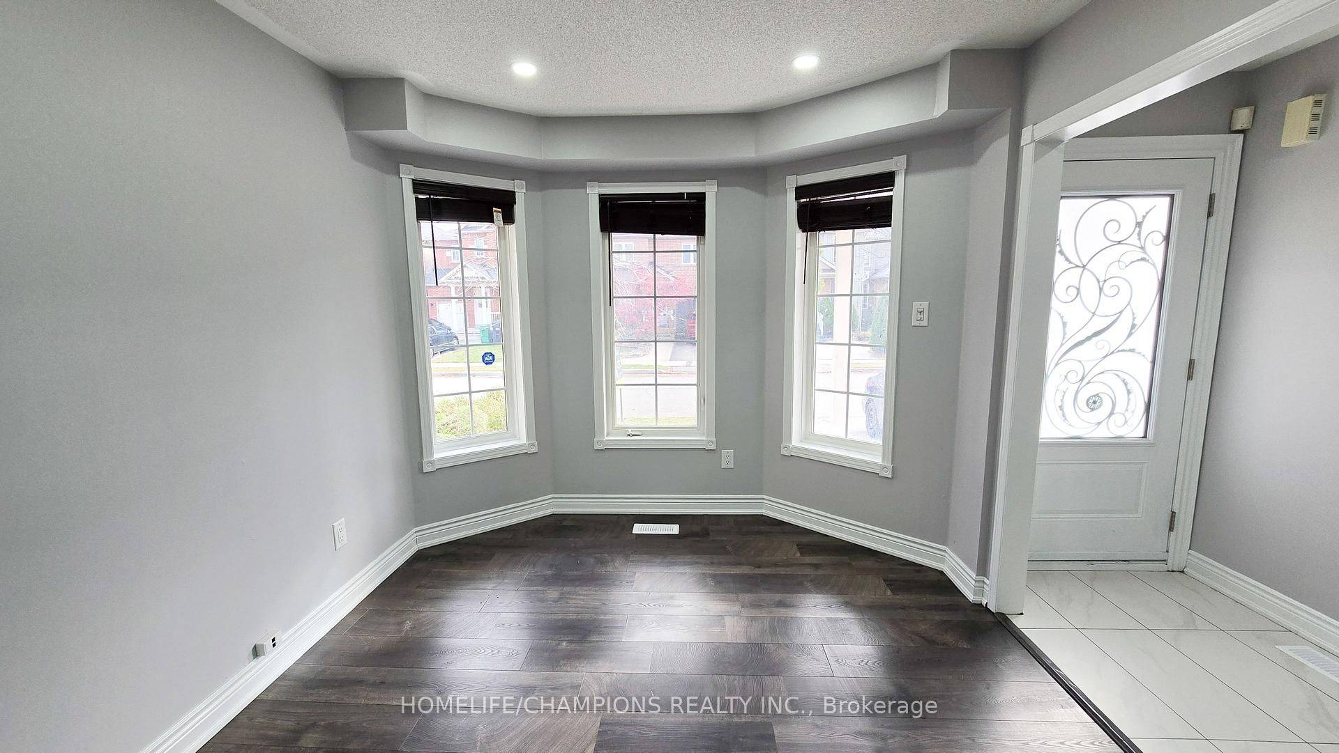 Brampton, ON L7A 2B2,15 Redfinch WAY N