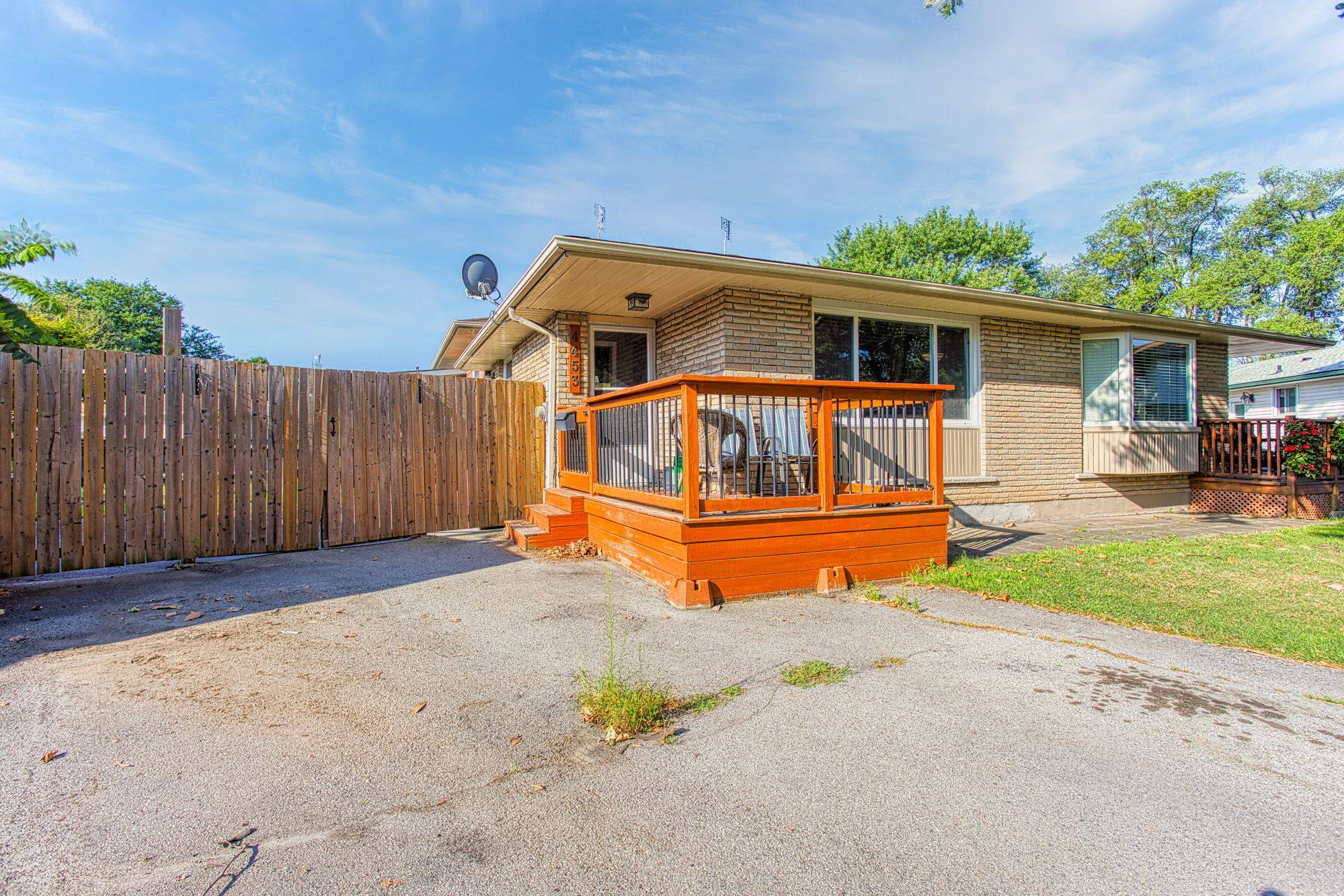 Niagara Falls, ON L2E 5W8,4453 Meadowvale DR #Main