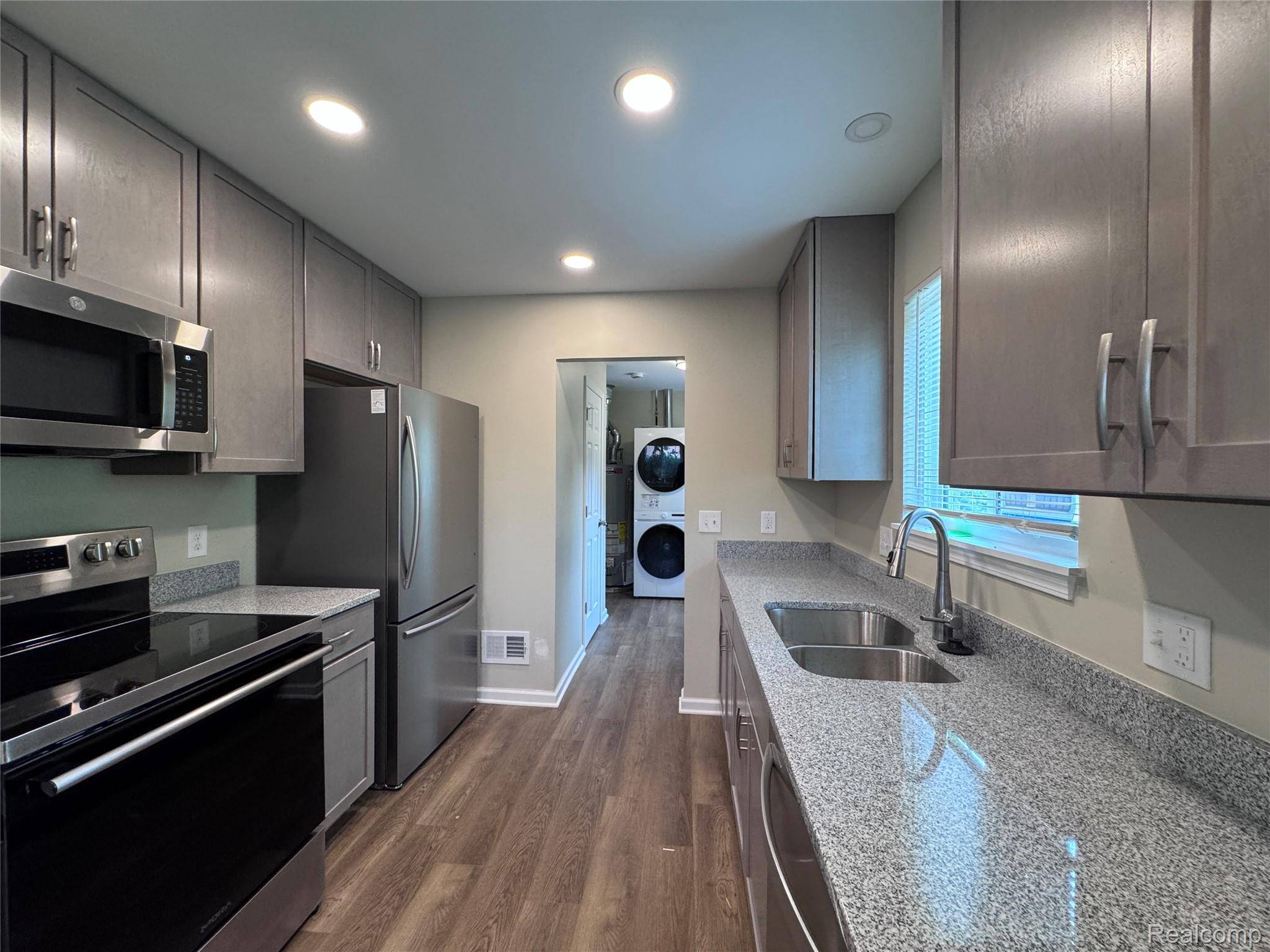 Southfield, MI 48033,21104 Inkster RD