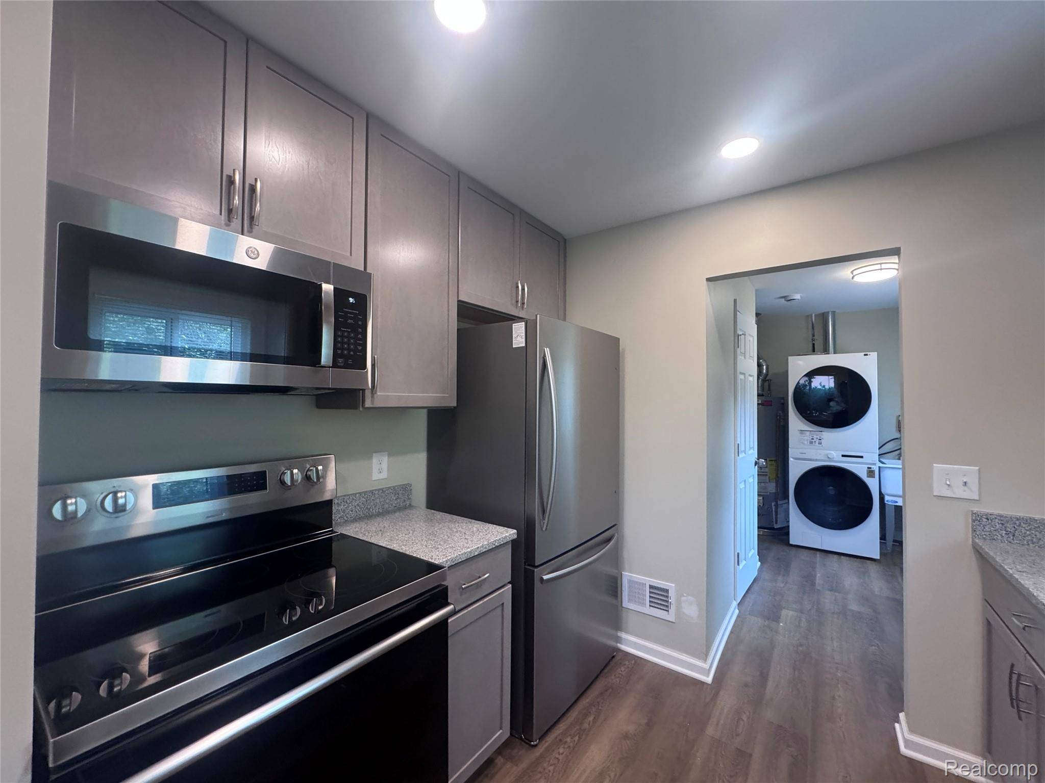 Southfield, MI 48033,21104 Inkster RD