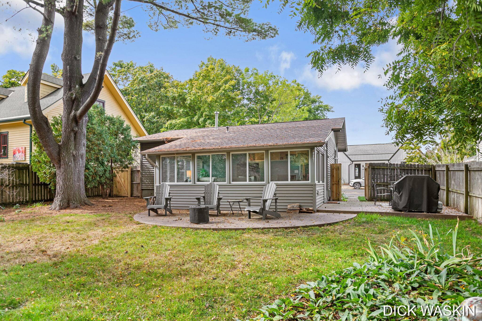 Douglas, MI 49406,43 Ellis ST