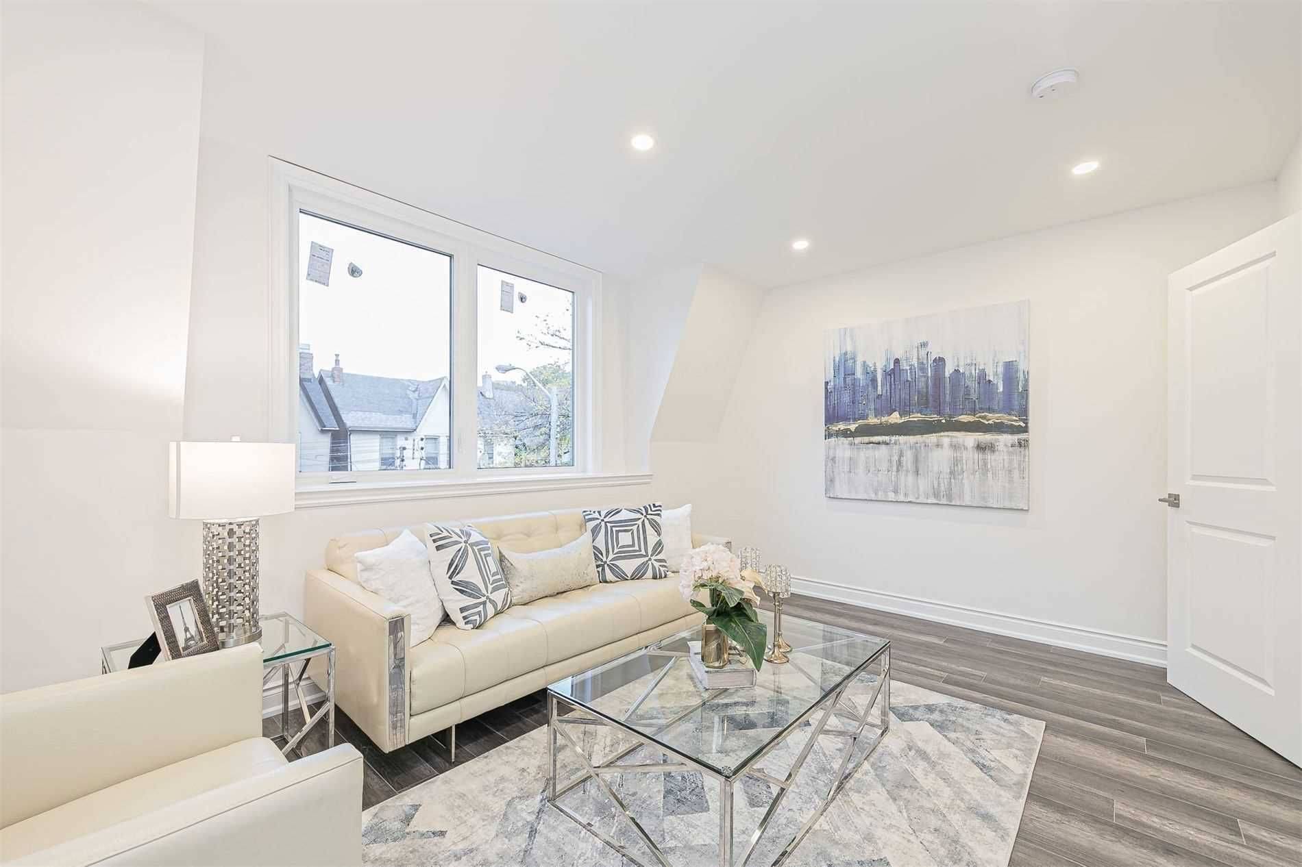 Toronto C01, ON M5T 2N4,66a Bellevue AVE