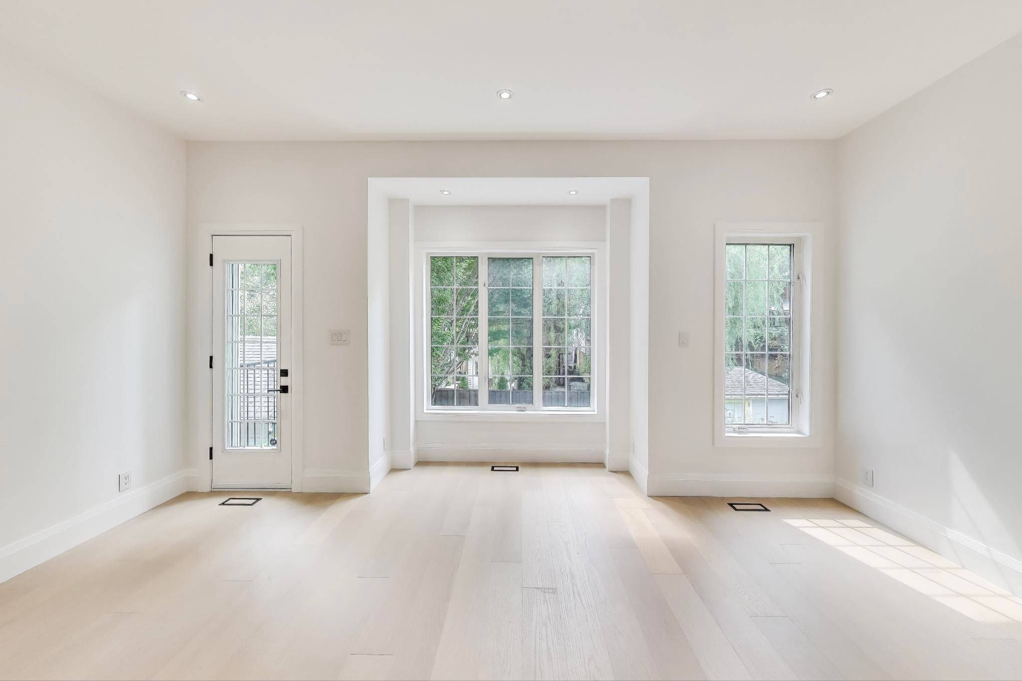 Toronto C01, ON M6J 1C1,23 Mitchell AVE