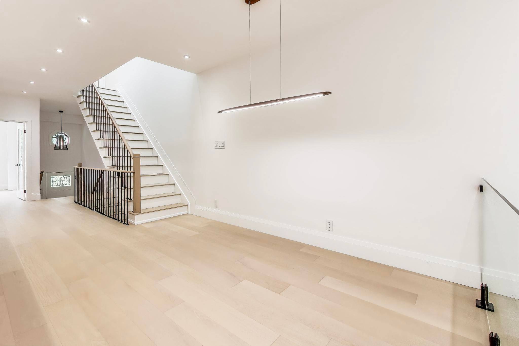 Toronto C01, ON M6J 1C1,23 Mitchell AVE