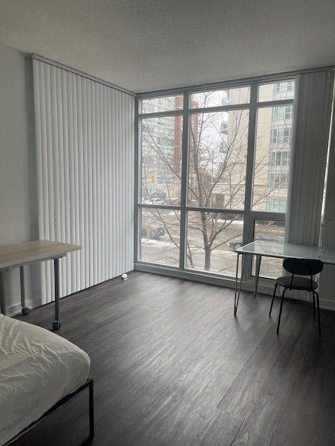 Toronto C01, ON M5V 2V9,422 Lake Shore BLVD W #M Bed