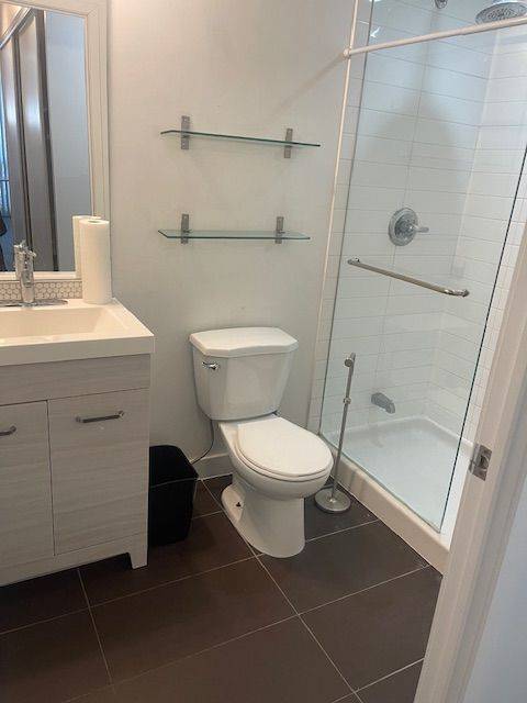 Toronto C01, ON M5V 2V9,422 Lake Shore BLVD W #M Bed