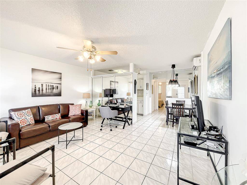 Hallandale Beach, FL 33009,815 SW 10th Ter #18V