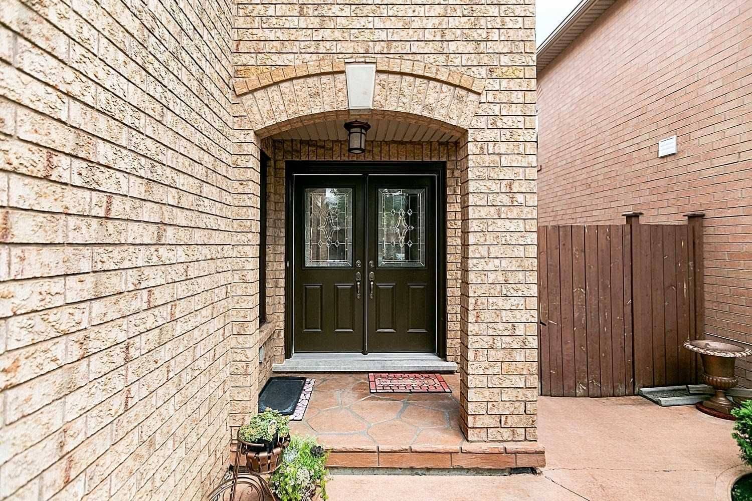 Brampton, ON L6R 1Y2,19 Field Sparrow RD