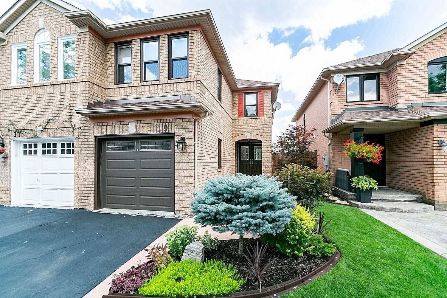 Brampton, ON L6R 1Y2,19 Field Sparrow RD