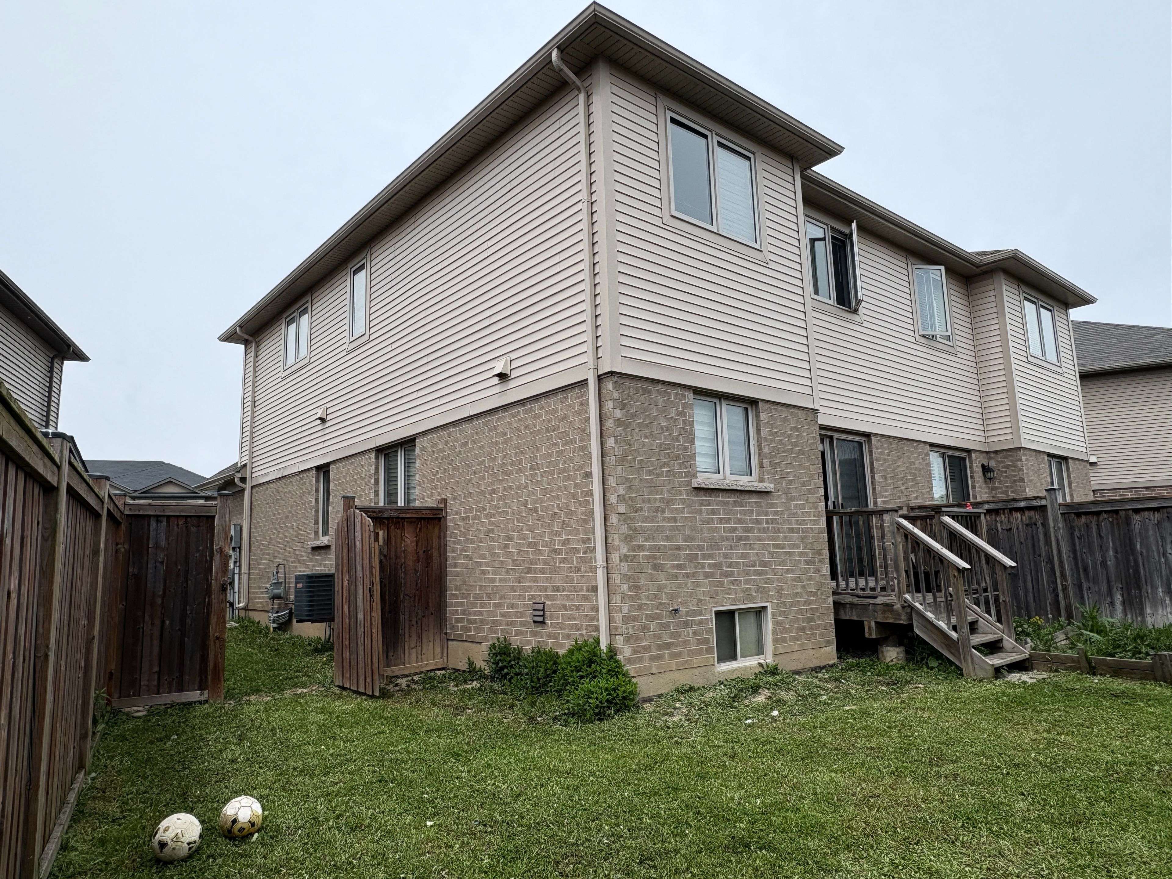 Hamilton, ON L8J 1R5,136 Westbank TRL