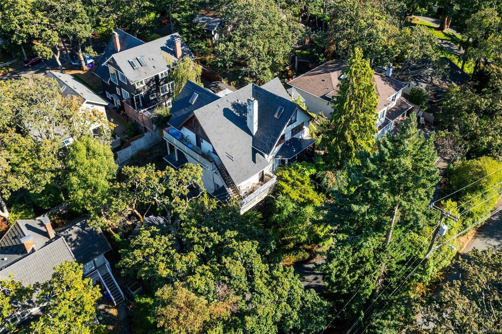 Victoria, BC V8S 3T4,1043/1045 Belmont Ave