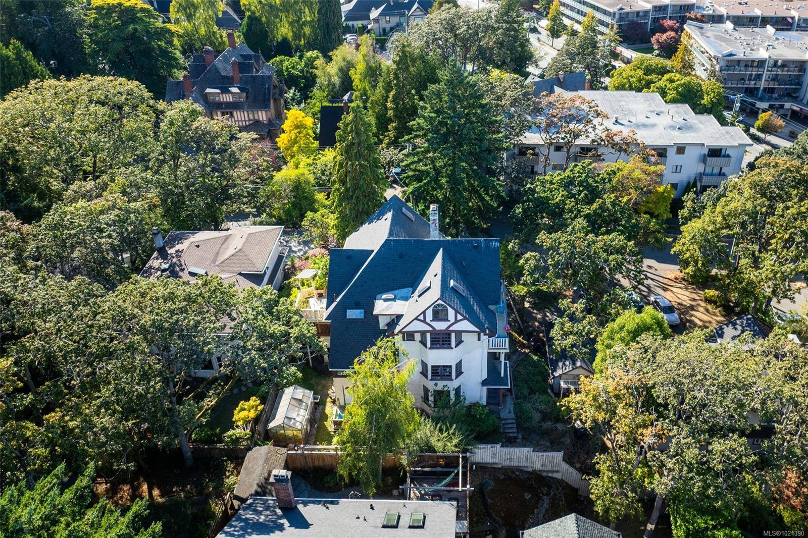 Victoria, BC V8S 3T4,1043/1045 Belmont Ave