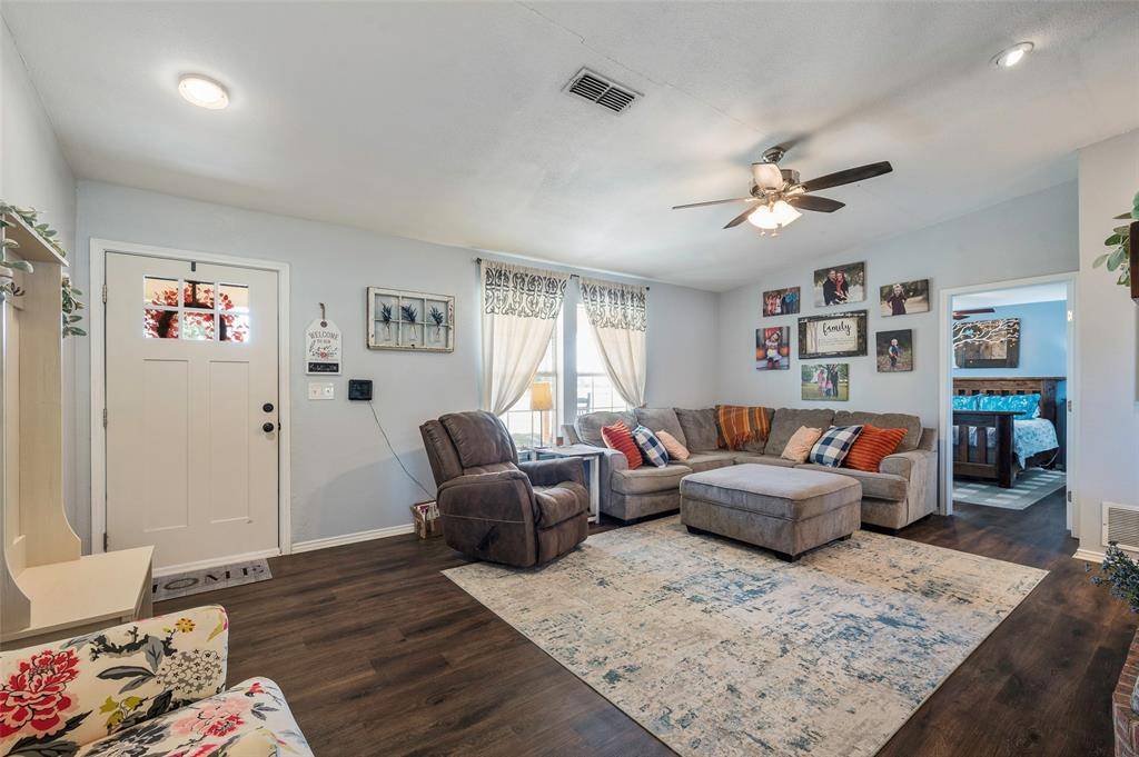 Valley View, TX 76272,8229 E Lone Oak Road Road