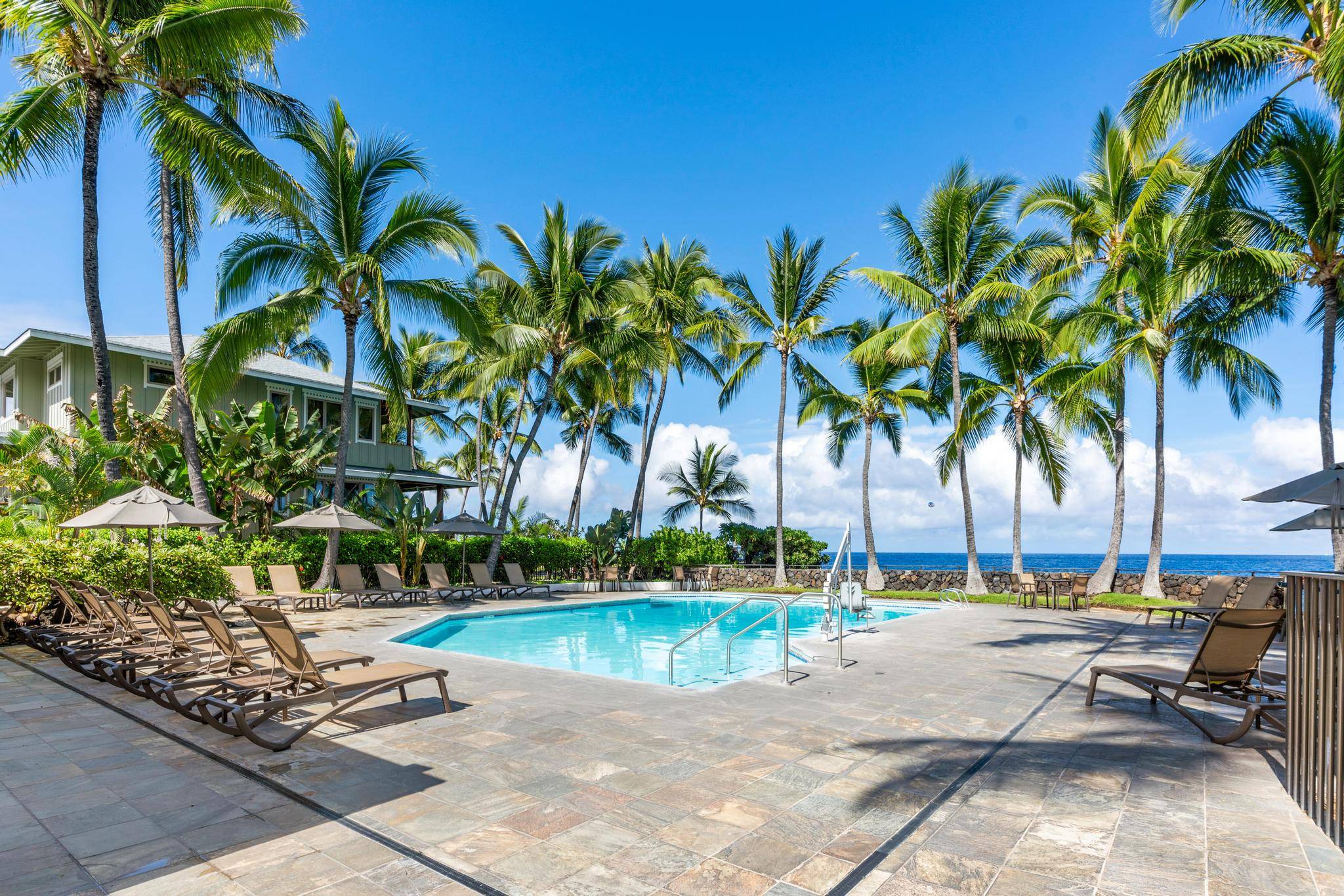 Kailua-kona, HI 96740,75-6040 ALII DR #401