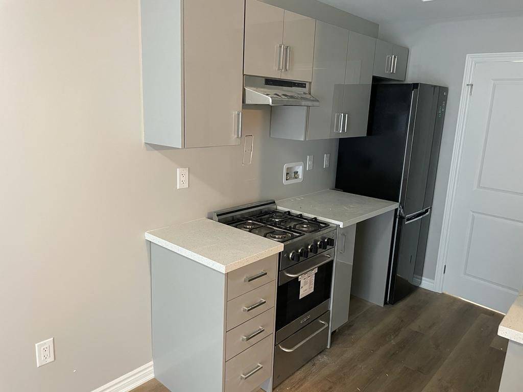 Toronto C01, ON M6H 3Y7,646 Lansdowne AVE #3