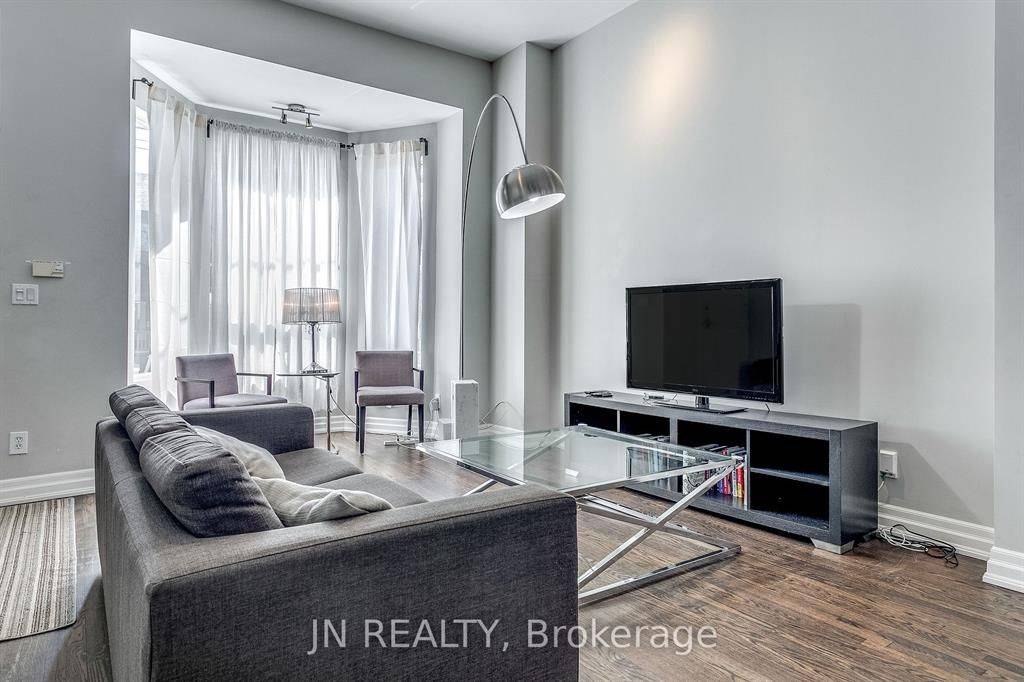 Toronto C01, ON M6G 1G8,308 Harbord ST