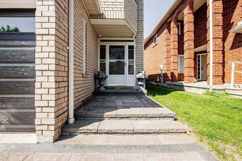 Whitby, ON L1R 2S3,33 Markwood CRES